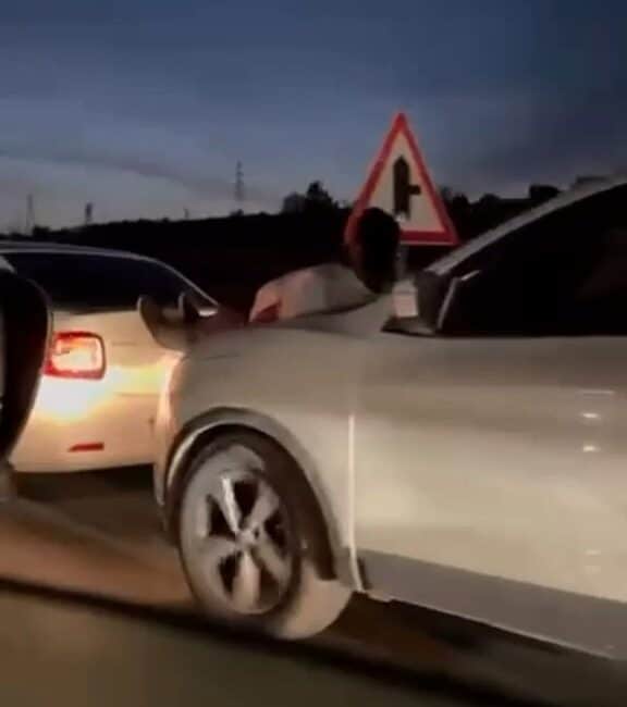 Bursa'da yolda kalan aracı çekmek isteyen bir vatandaş, halat bulamayınca