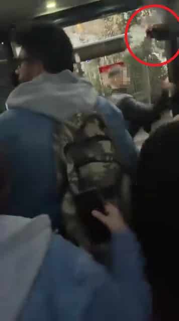Bursa'da seyir halindeki otobüste iddiaya göre alkol tüketen yolcu ve