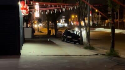 Bursa'da gece saatlerinde ana yol üzerindeki uygulama noktasını gören araç
