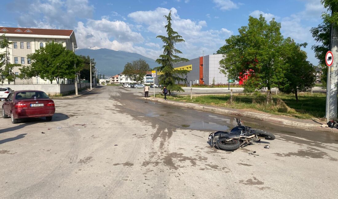 Bursa'nın İnegöl ilçesinde meydana gelen kazada otomobil ile motosiklet çarpışması