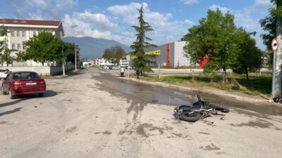 Bursa'nın İnegöl ilçesinde meydana gelen kazada otomobil ile motosiklet çarpışması
