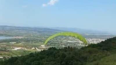 Bursa'da yamaç paraşütü yapan bir kişi, havalandıktan kısa süre sonra