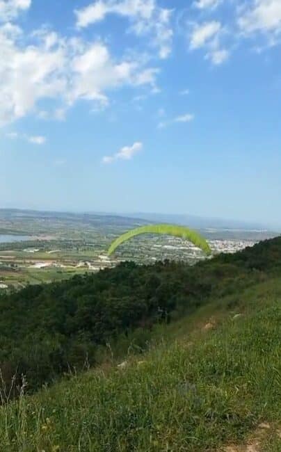 Bursa'da yamaç paraşütü yapan bir kişi, havalandıktan kısa süre sonra