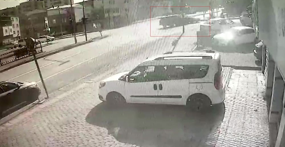 Bursa'da iddiaya göre kavşakta kırmızı ışığı beklemek istemeyen sürücü, bir