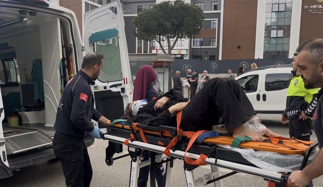 Bursa'da alt geçit yerine yoldan karşıya geçmeye çalışan yaya, otomobilin