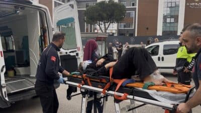 Bursa'da alt geçit yerine yoldan karşıya geçmeye çalışan yaya, otomobilin