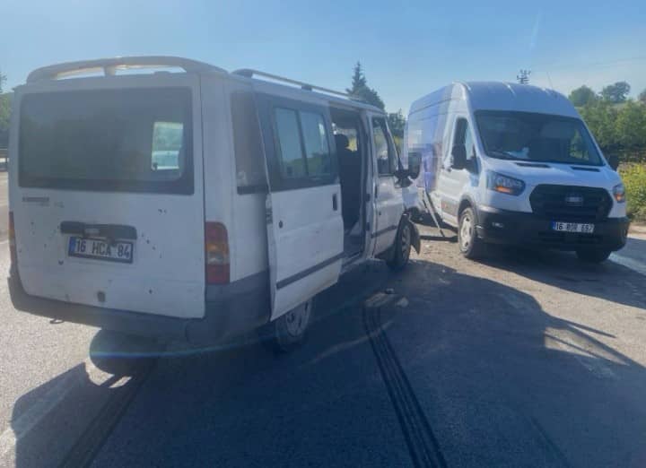  Bursa'nın İnegöl ilçesinde meydana gelen kazada 2 minibüs çarpıştı:
