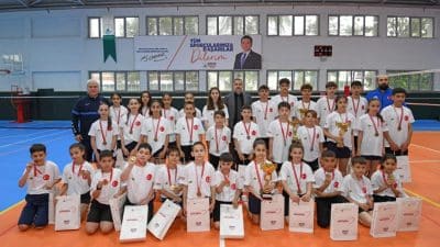 Osmangazi Belediyespor’un badminton altyapısında yetişen sporcular, üniversiteden ilkokula kadar tüm