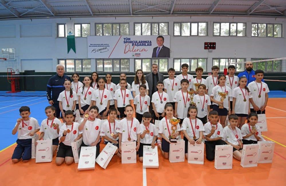 Osmangazi Belediyespor’un badminton altyapısında yetişen sporcular, üniversiteden ilkokula kadar tüm