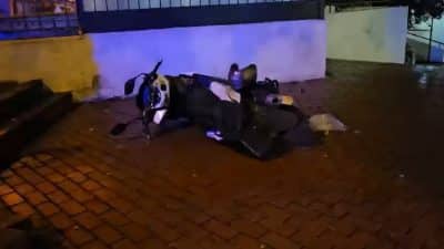 Bursa'da otomobilin kendini sıkıştırmasıyla direksiyon hakimiyetini kaybeden motosiklet sürücüsü, merdivenlerden