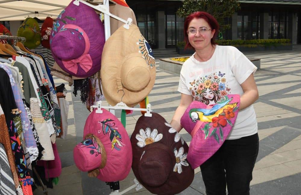 Osmangazi Belediyesi’nin destekleriyle Osmangazi Meydanı’nda kurulan Kadın Girişimciler Sokağı, kadın